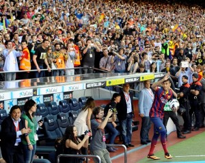 Mais de 55 mil pessoas viram ao vivo a apresentação de Neymar no Camp Nou. Foto: Manu Fernández AP/AE