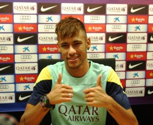 Neymar enseñó su lado más simpático en su primera rueda de prensa oficial como jugar del Barça. Foto: LD Sport News