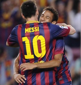 Neymar recebe o abraço de Leo Messi após marcar o seu primeiro gol na Liga Espanhola. Foto: Manu Fernández AP/AE