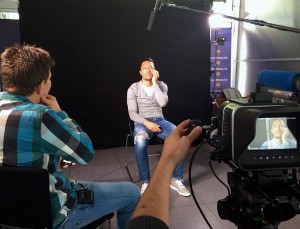O repórter Lucas Duarte e o jogador Adriano, durante a entrevista