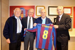 Evaristo, no Camp Nou, com velhos amigos do Barça / Foto: Lucas Duarte