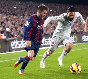Messi e Arda disputam um jogada no Camp Nou