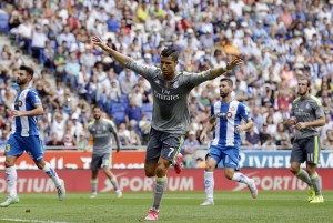 Cristiano Ronaldo comemora um dos cinco gols ao Espanyol.