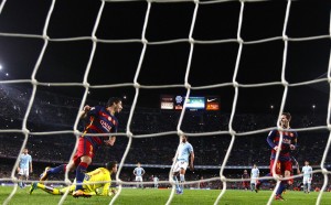 Pênalti em dois toques entre Messi e Suárez