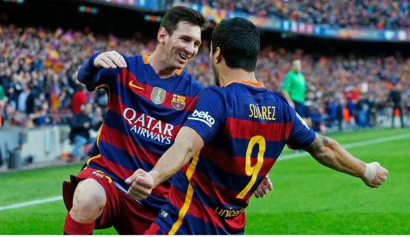 Messi e Suárez comemorando um gol. 