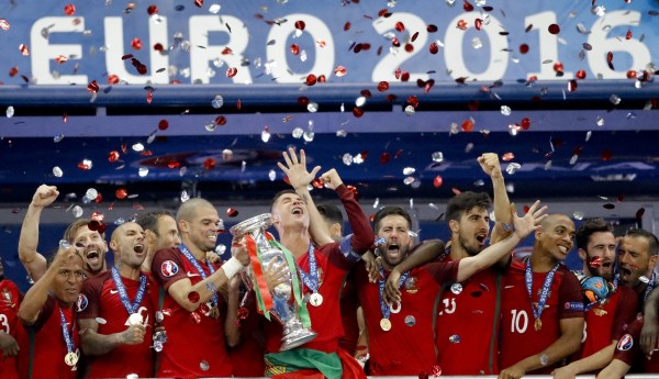 Os jogadores de Portugal com o troféu da Euro 2016.