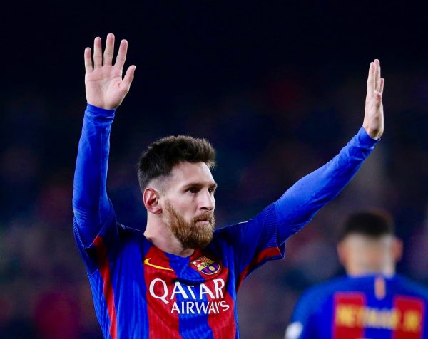 Messi, aclamado pela torcida do Barça