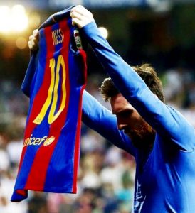 Messi mostra a camisa
