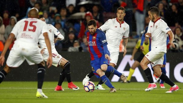 Messi, cercado por quatro rivais