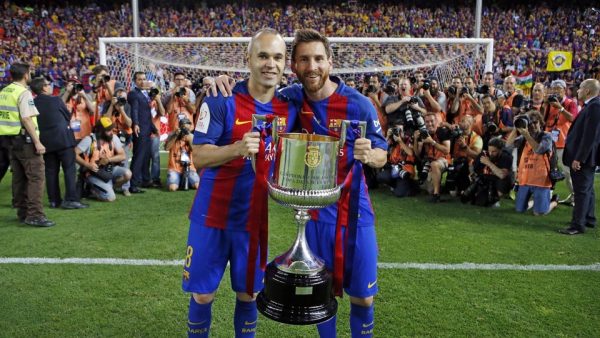 Iniesta e Messi, juntos, com o troféu da Copa