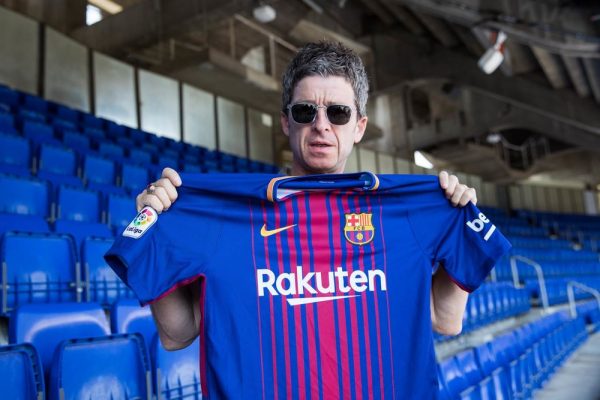 Noel Gallagher com a camisa do Barça no Camp Nou