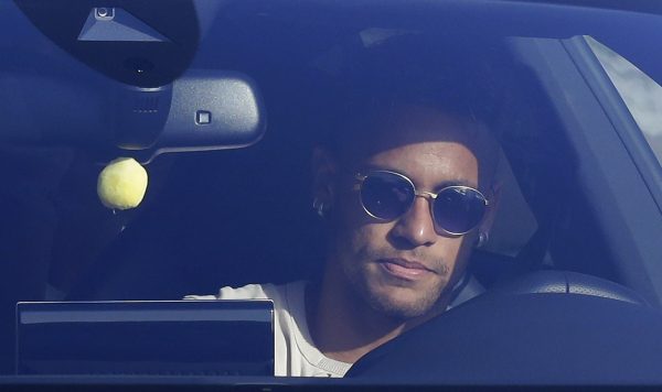 Neymar no seu carro chegando ao treino