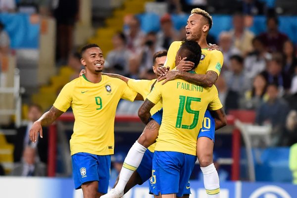 Os craques do Brasil comemoram o gol de Paulinho contra a Sérvia