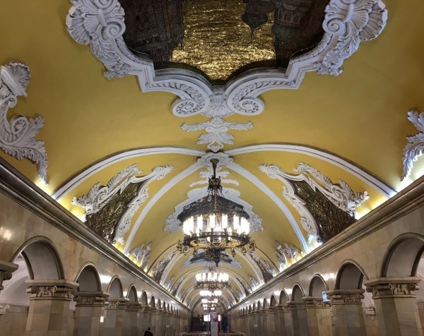 A estação Komsomolskaya, uma das mais lindas do Metrô de Moscou