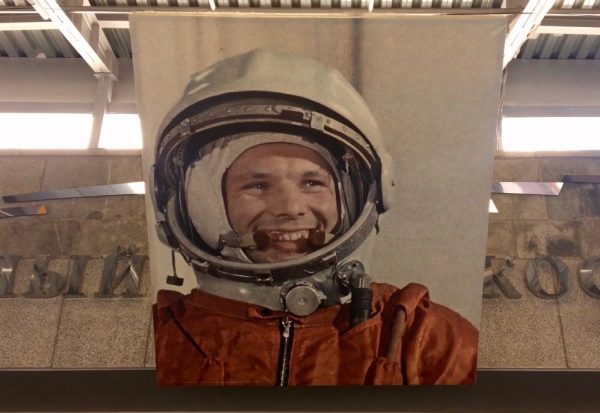 O lendário Yuri Gagarin sorrindo, te dá as boas-vindas no Museu da Cosmonáutica 