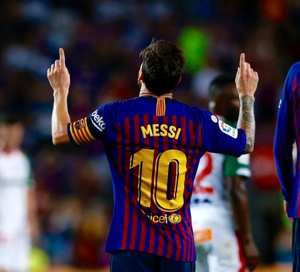 Leo Messi celebra o golaço de falta contra o Alavés