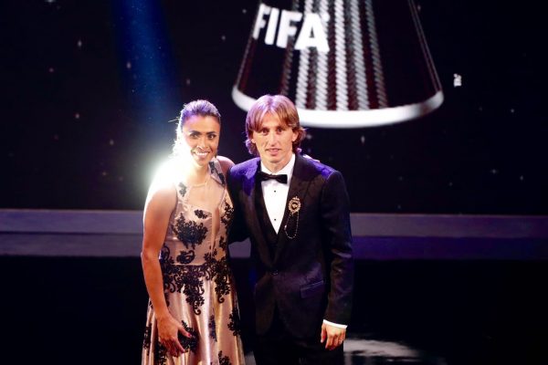 A brasileira Marta e o croata Luka Modric, eleito os melhores jogadores do mundo pela FIFA 