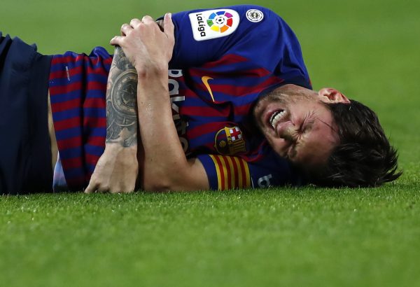 Messi estará três semanas em recuperação após fraturar um osso do braço direito contra o Sevilla