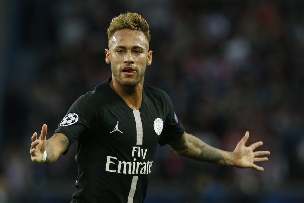 Neymar comemora o hat-trick diante do Estrela Vermelha, na Champions League
