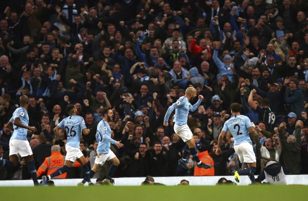 David Silva comemora junto com os companheiros e da torcida o gol que abriu o placar no clássico de Manchester