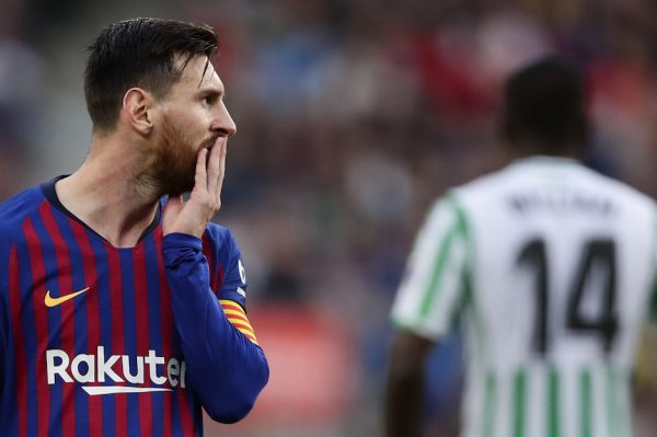 Messi, com cara de surpresa ao cair derrotado no Camp Nou / Manu Fernandez - AP/AE
