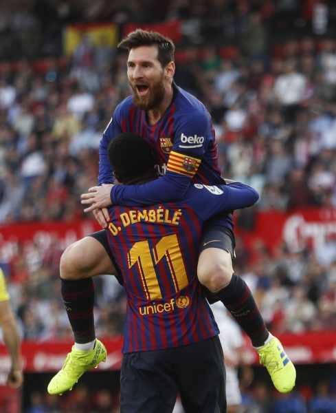 Messi no colo de Dembélé, comemorando o segundo gol contra o Sevilla