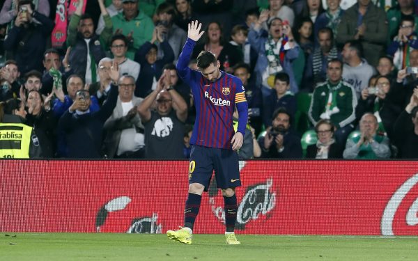 Messi agradece o carinho do torcedor do Betis, no Estádio Benito Villamarín