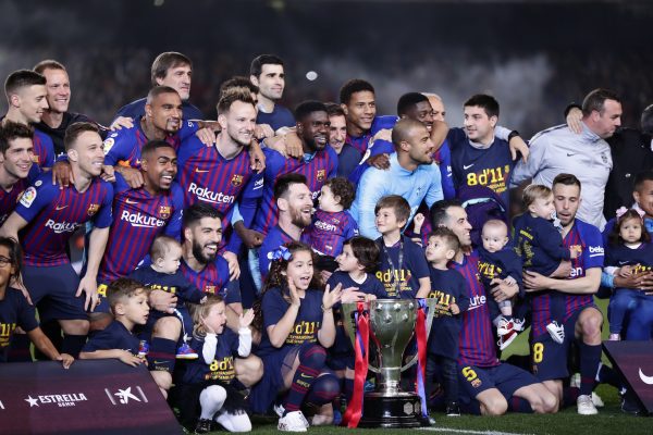 O craques culés celebram a conquista da 26ª Liga Espanhola do Barça