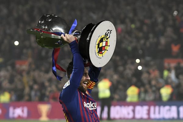 Messi levantando o troféu da Liga Espanhola 2018/19. 