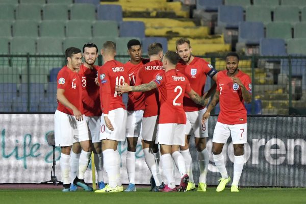 Os craques ingleses celebram um gol contra a Bulgária