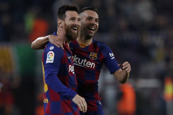 Messi comemora com Jordi Alba o golaço de falta marcado contra o Valladolid