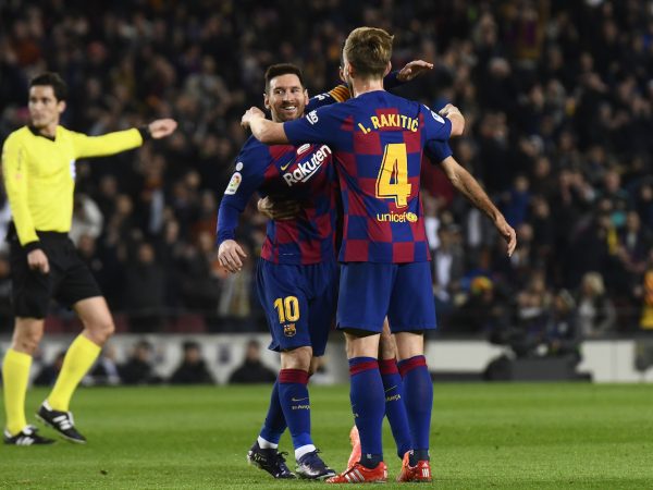 Messi comemora com os companheiros um dos gols marcados na vitória sobre o Mallorca no Camp Nou