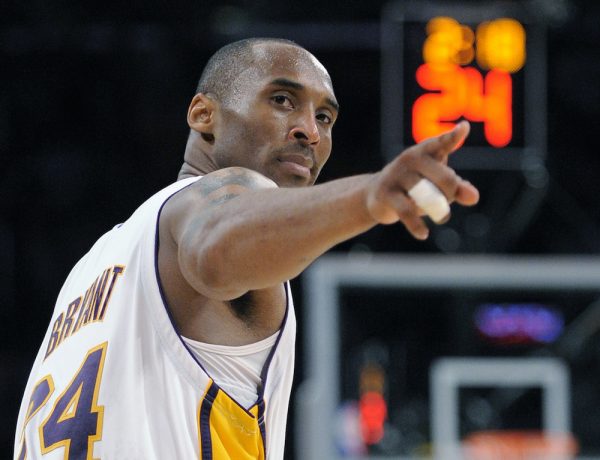 Kobe Bryant durante uma partida pelos Lakers, na NBA. Ele foi um dos maiores gênios da história do basquete mundial