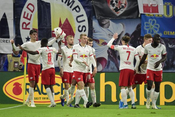 Os craques do Leipzig celebram a vitória por 3 a 1 sobre o Augsburg, que vague a liderança da Bundesliga.