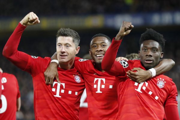 Lewandowski (primeiro à esquerda) celebra com seus companheiros o gol marcado contra o Chelsea.
