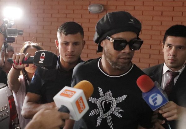 Ronaldinho Gaúcho conversa com jornalistas antes de dar declaração para a justiça do Paraguai.